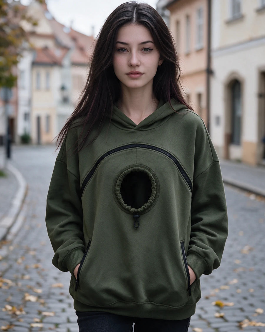 Klokanka na zip v olivové barvě, na podzimní procházce městem