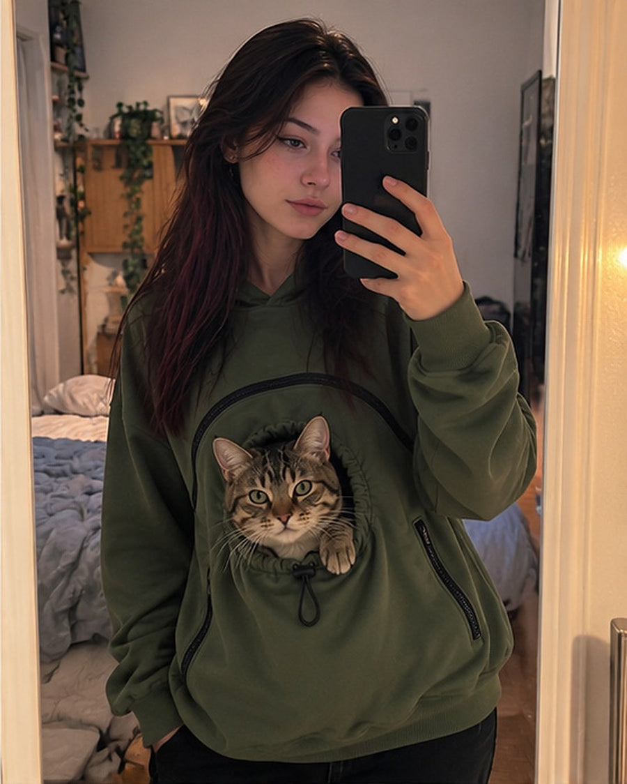 Selfie v zrcadle v mikině s kočkou v kapse